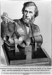 Profesor John Tyndall (1820-93) en la Royal Institution, girando la manivela del fonógrafo